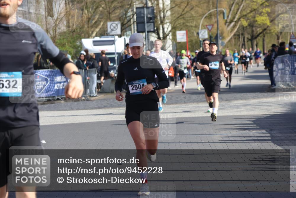 12.04.2026 - 45. Internationalen Wilhelmsburger Insellauf Strokosch-Dieckow http://msf.ph/oto/9452228 12.04.2026 10:34:11 Ziel 4043, 2632, 2504 meine-sportfotos.de