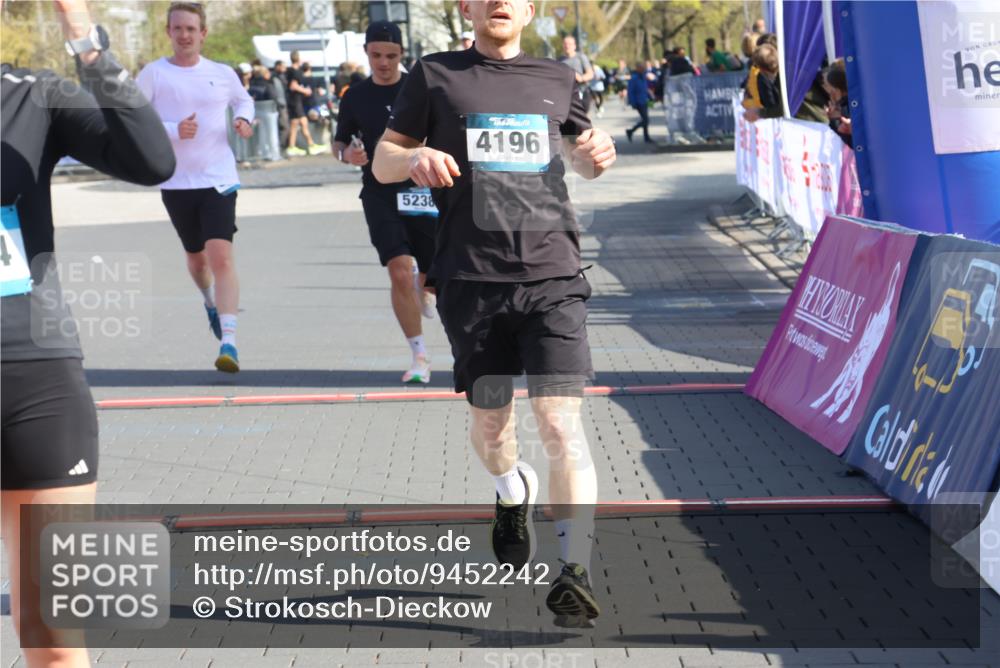 12.04.2026 - 45. Internationalen Wilhelmsburger Insellauf Strokosch-Dieckow http://msf.ph/oto/9452242 12.04.2026 10:34:18 Ziel 4196, 5238, 5239, 5294 meine-sportfotos.de