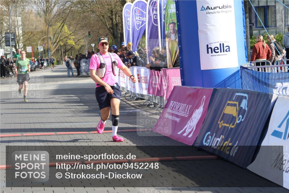 12.04.2026 - 45. Internationalen Wilhelmsburger Insellauf Strokosch-Dieckow http://msf.ph/oto/9452248 12.04.2026 10:22:21 Ziel 3930, 3317, 3771 meine-sportfotos.de