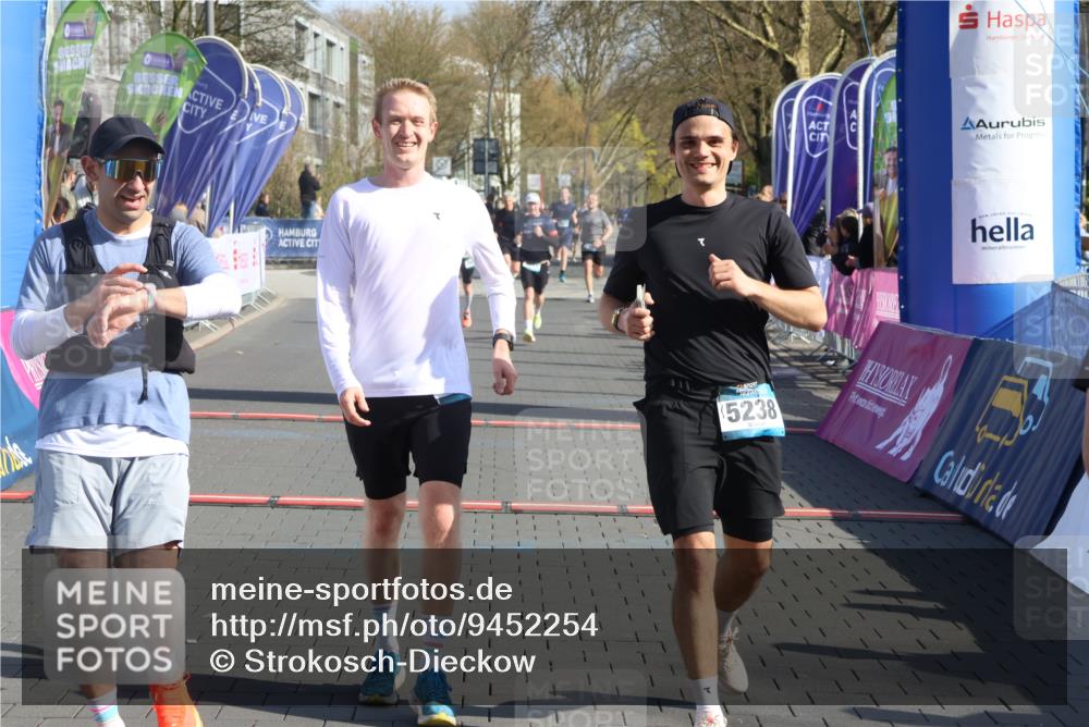 12.04.2026 - 45. Internationalen Wilhelmsburger Insellauf Strokosch-Dieckow http://msf.ph/oto/9452254 12.04.2026 10:34:21 Ziel 4196, 5238, 5239, 5294, 3841 meine-sportfotos.de