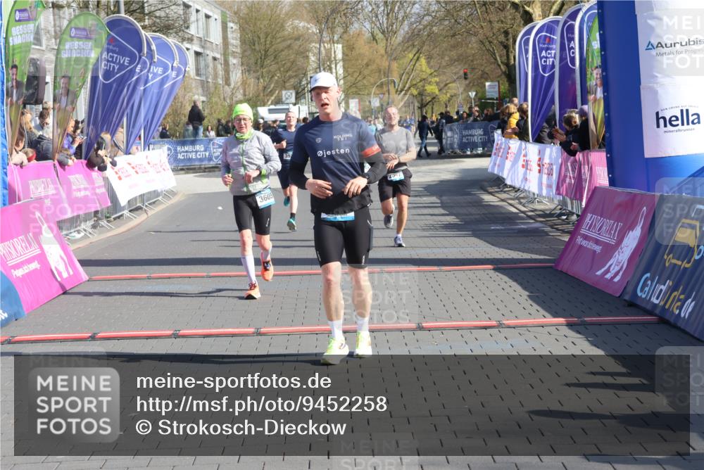 12.04.2026 - 45. Internationalen Wilhelmsburger Insellauf Strokosch-Dieckow http://msf.ph/oto/9452258 12.04.2026 10:34:26 Ziel 3841, 3605, 2547, 3424, 3924 meine-sportfotos.de