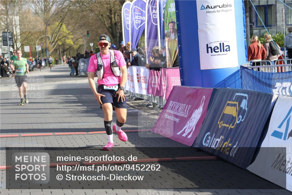 12.04.2026 - 45. Internationalen Wilhelmsburger Insellauf Strokosch-Dieckow http://msf.ph/oto/9452262 12.04.2026 10:22:21 Ziel 3930, 3317, 3771 meine-sportfotos.de