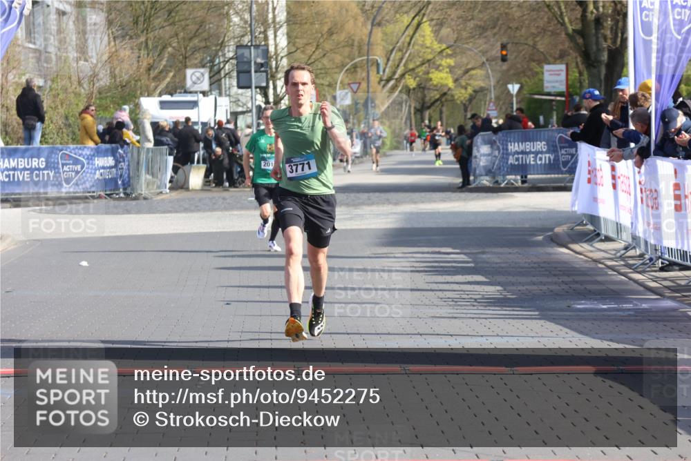 12.04.2026 - 45. Internationalen Wilhelmsburger Insellauf Strokosch-Dieckow http://msf.ph/oto/9452275 12.04.2026 10:22:23 Ziel 3930, 3317, 3771 meine-sportfotos.de