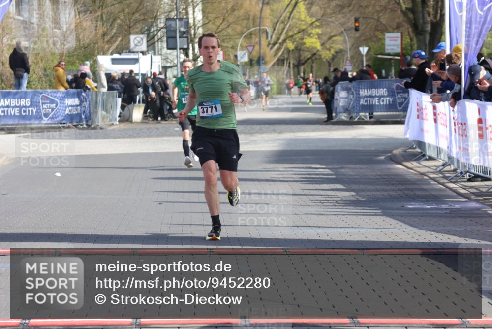 12.04.2026 - 45. Internationalen Wilhelmsburger Insellauf Strokosch-Dieckow http://msf.ph/oto/9452280 12.04.2026 10:22:23 Ziel 3930, 3317, 3771 meine-sportfotos.de