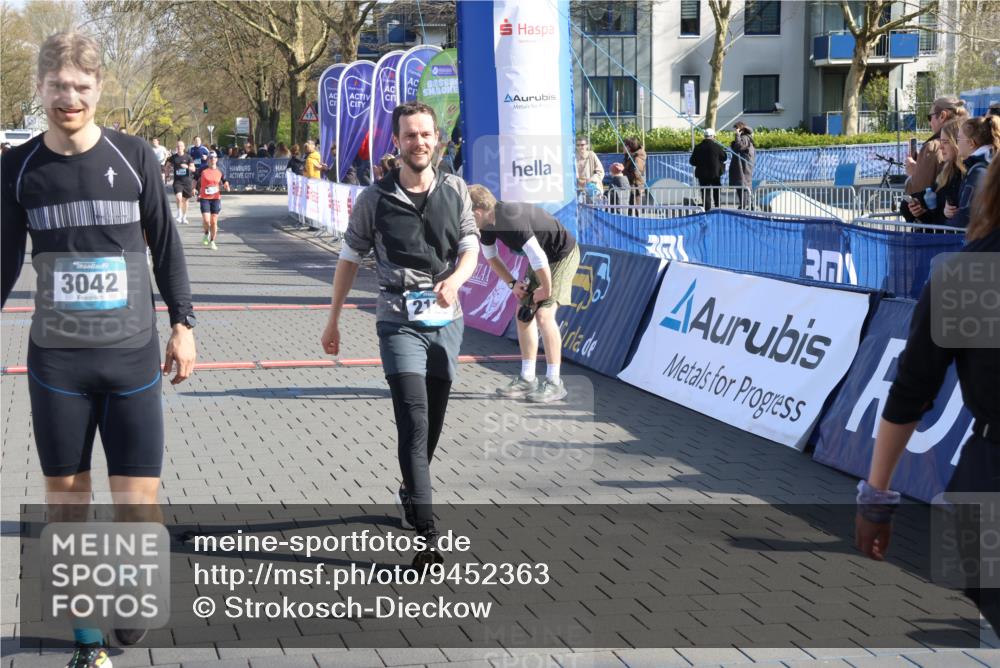 12.04.2026 - 45. Internationalen Wilhelmsburger Insellauf Strokosch-Dieckow http://msf.ph/oto/9452363 12.04.2026 10:35:01 Ziel 2123, 3485, 3133 meine-sportfotos.de