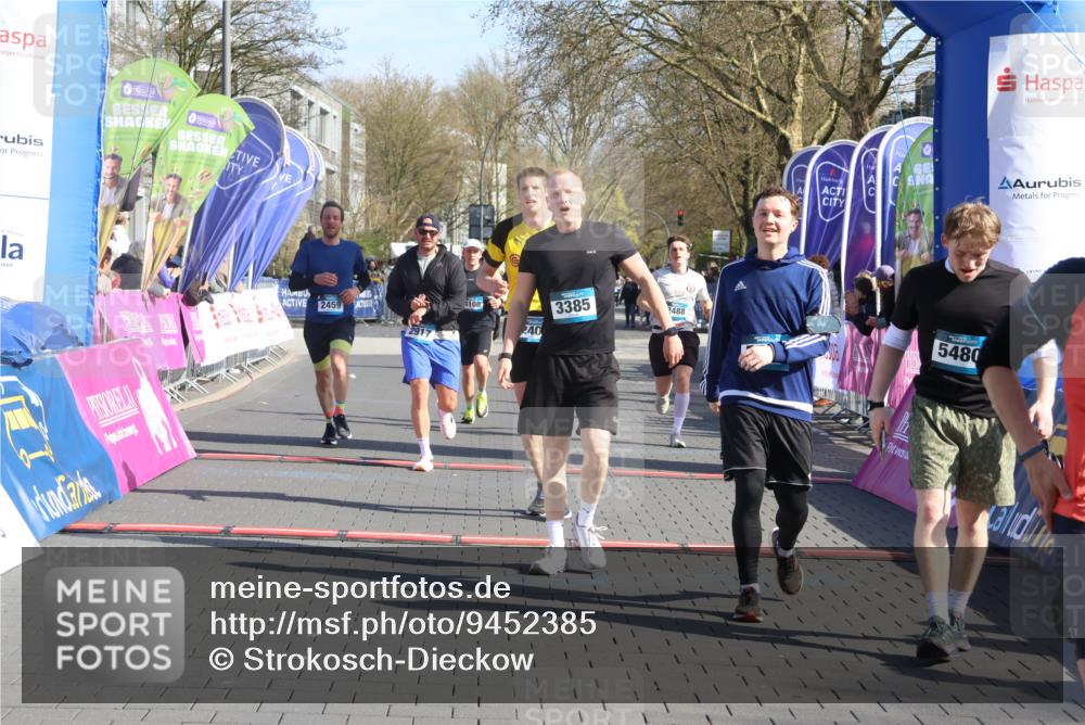 12.04.2026 - 45. Internationalen Wilhelmsburger Insellauf Strokosch-Dieckow http://msf.ph/oto/9452385 12.04.2026 10:35:10 Ziel 4807, 3385, 2402, 2917, 2459, 2488, 2482, 4108 meine-sportfotos.de