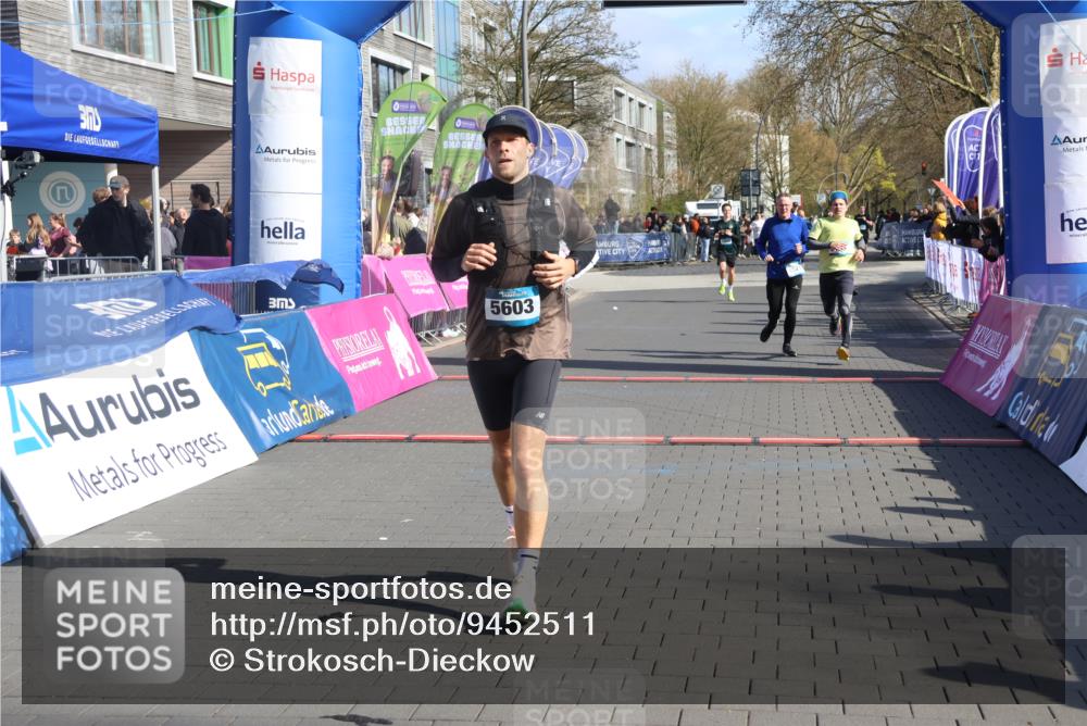 12.04.2026 - 45. Internationalen Wilhelmsburger Insellauf Strokosch-Dieckow http://msf.ph/oto/9452511 12.04.2026 10:36:03 Ziel 5603, 4521, 5731 meine-sportfotos.de