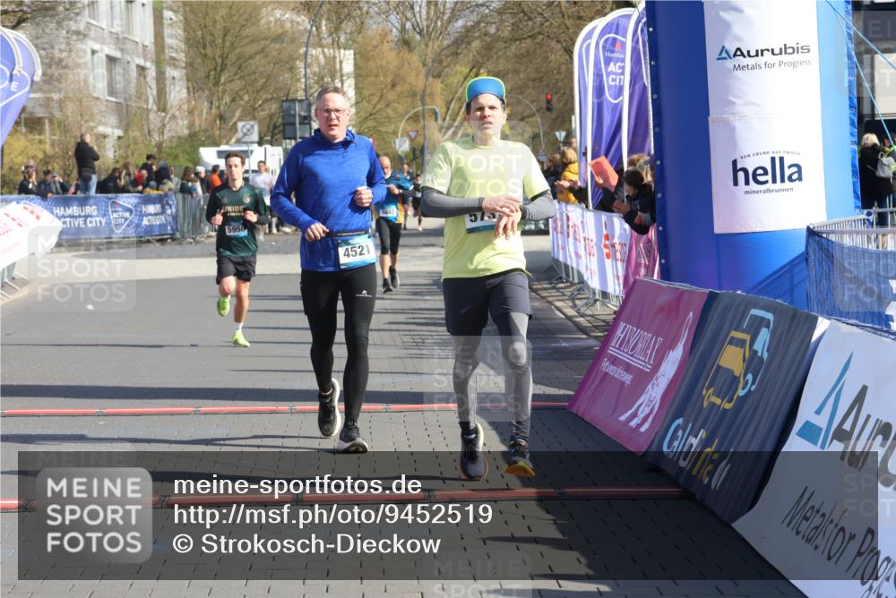 12.04.2026 - 45. Internationalen Wilhelmsburger Insellauf Strokosch-Dieckow http://msf.ph/oto/9452519 12.04.2026 10:36:05 Ziel 5603, 4521, 5731, 5950 meine-sportfotos.de