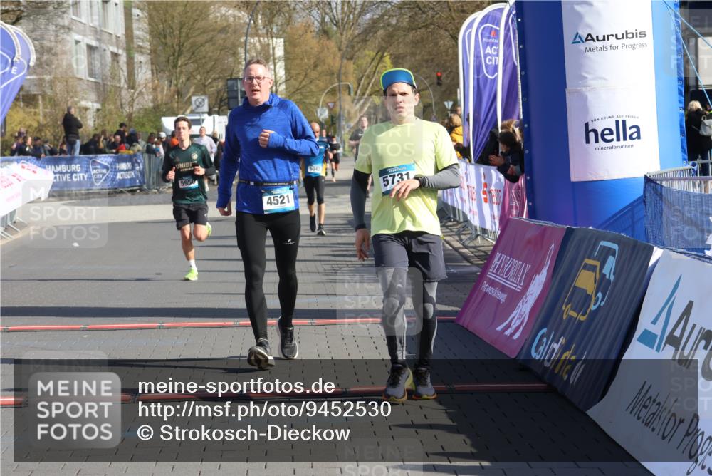 12.04.2026 - 45. Internationalen Wilhelmsburger Insellauf Strokosch-Dieckow http://msf.ph/oto/9452530 12.04.2026 10:36:05 Ziel 5603, 4521, 5731, 5950 meine-sportfotos.de