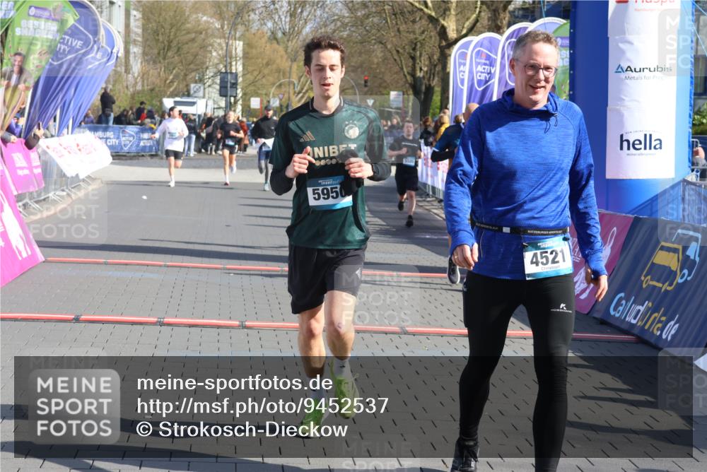 12.04.2026 - 45. Internationalen Wilhelmsburger Insellauf Strokosch-Dieckow http://msf.ph/oto/9452537 12.04.2026 10:36:10 Ziel 5731, 5950, 5042, 4050, 5589 meine-sportfotos.de
