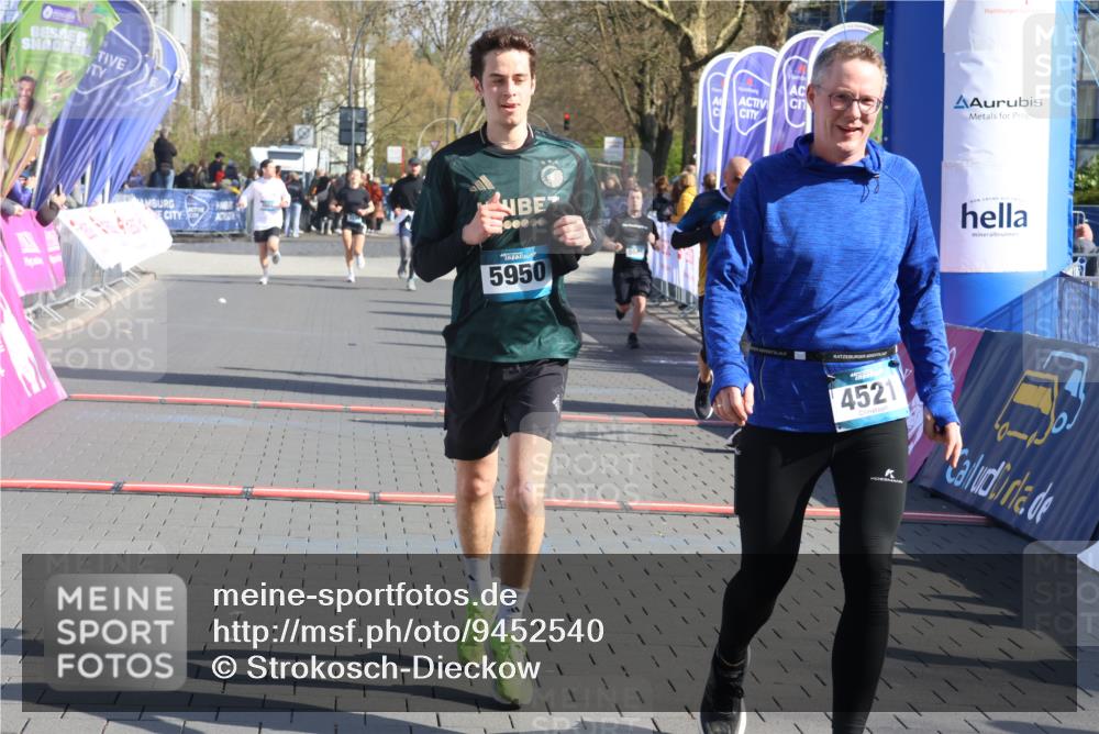12.04.2026 - 45. Internationalen Wilhelmsburger Insellauf Strokosch-Dieckow http://msf.ph/oto/9452540 12.04.2026 10:36:10 Ziel 5731, 5950, 5042, 4050, 5589 meine-sportfotos.de