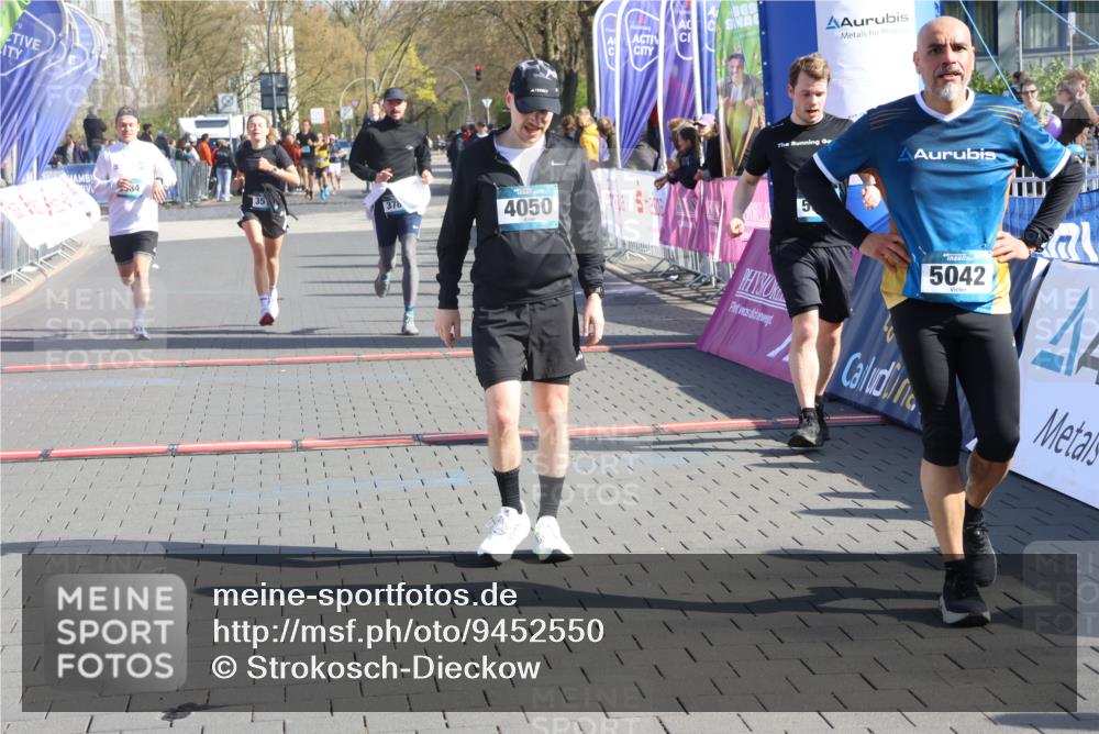 12.04.2026 - 45. Internationalen Wilhelmsburger Insellauf Strokosch-Dieckow http://msf.ph/oto/9452550 12.04.2026 10:36:14 Ziel 5042, 4050, 5589, 3084, 3516 meine-sportfotos.de