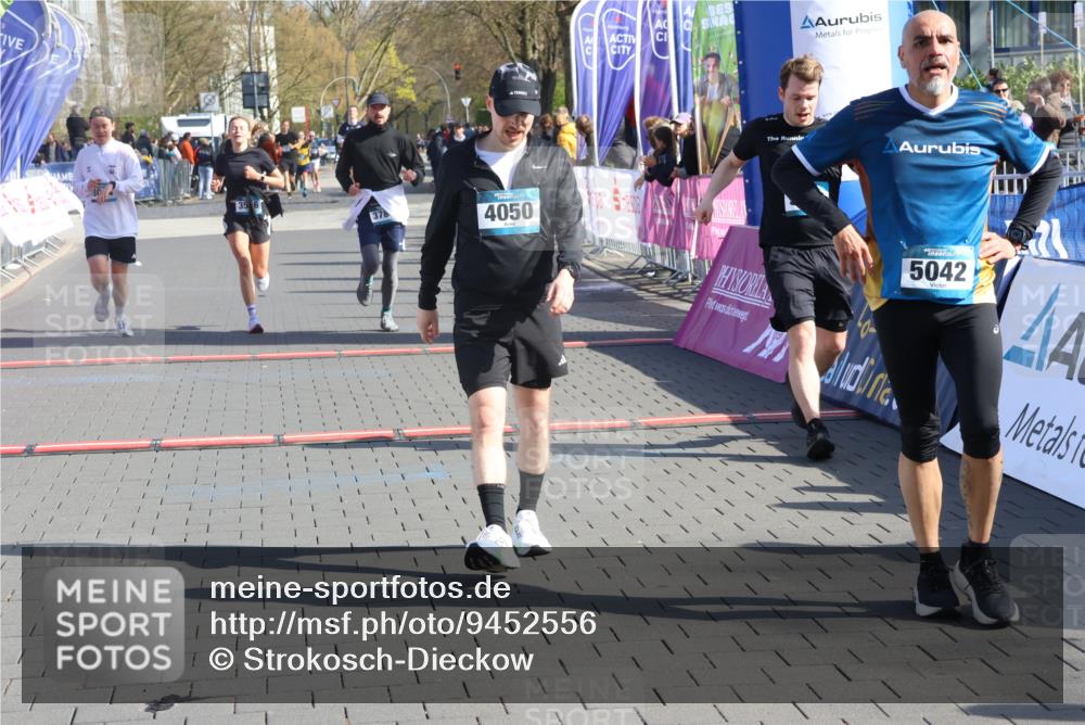 12.04.2026 - 45. Internationalen Wilhelmsburger Insellauf Strokosch-Dieckow http://msf.ph/oto/9452556 12.04.2026 10:36:15 Ziel 5042, 4050, 5589, 3084, 3516 meine-sportfotos.de