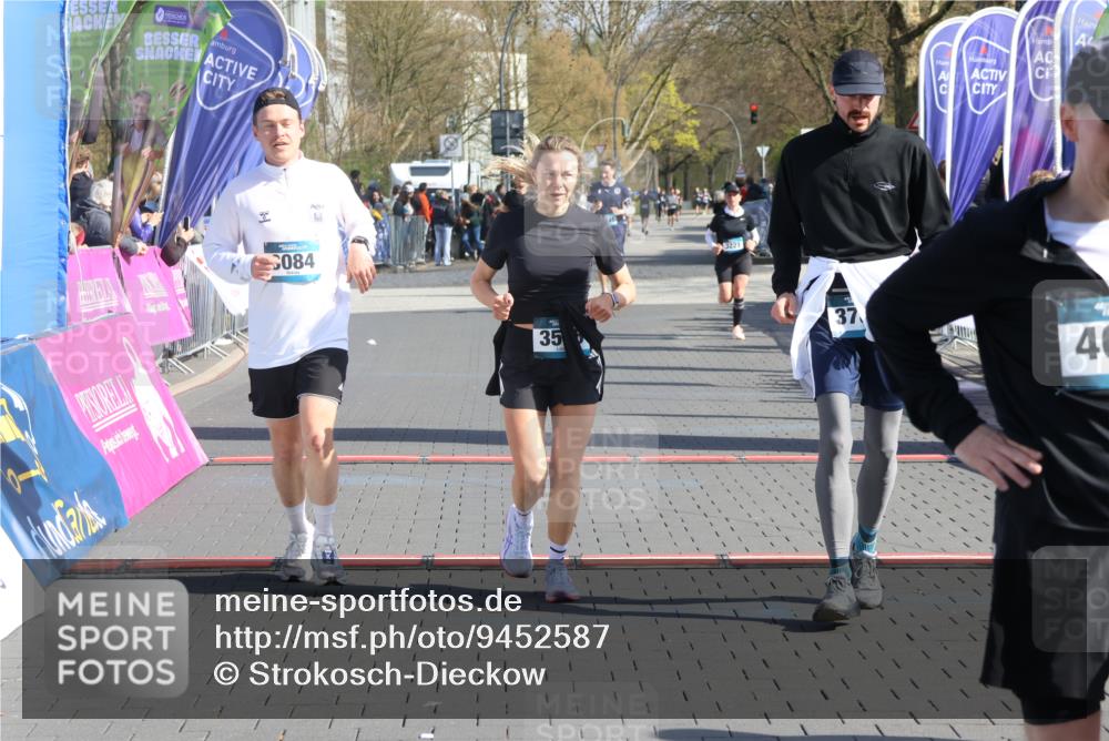 12.04.2026 - 45. Internationalen Wilhelmsburger Insellauf Strokosch-Dieckow http://msf.ph/oto/9452587 12.04.2026 10:36:17 Ziel 5589, 3084, 3516 meine-sportfotos.de