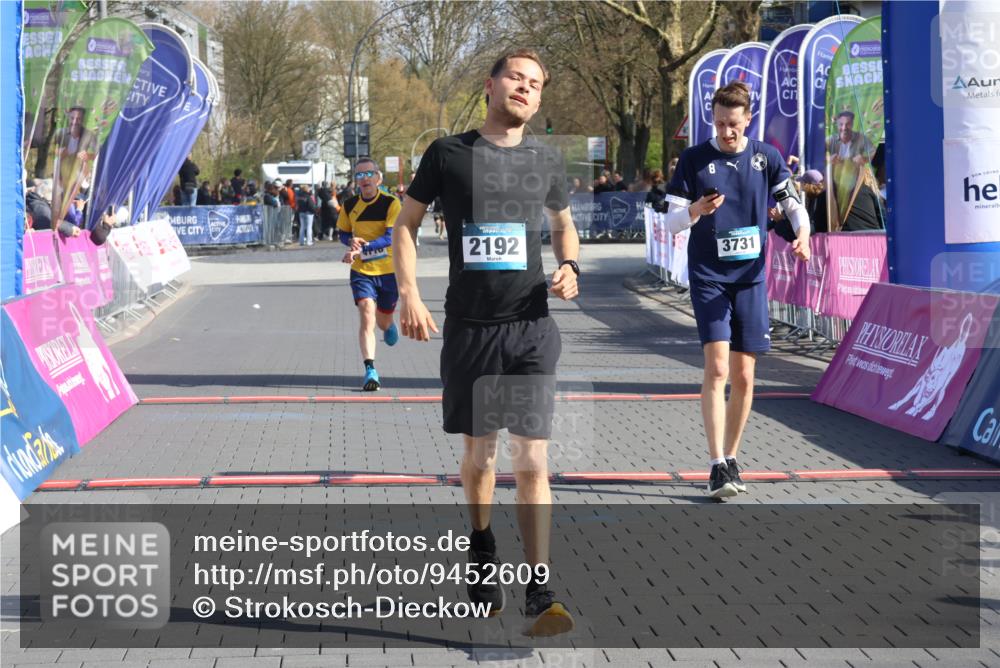 12.04.2026 - 45. Internationalen Wilhelmsburger Insellauf Strokosch-Dieckow http://msf.ph/oto/9452609 12.04.2026 10:36:26 Ziel 3221, 2192, 3731, 4118 meine-sportfotos.de
