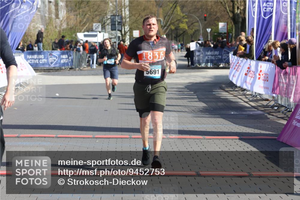 12.04.2026 - 45. Internationalen Wilhelmsburger Insellauf Strokosch-Dieckow http://msf.ph/oto/9452753 12.04.2026 10:36:57 Ziel 2090, 5691, 3796 meine-sportfotos.de