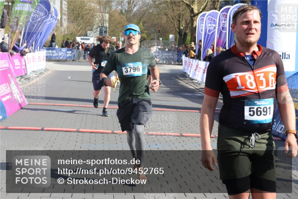 12.04.2026 - 45. Internationalen Wilhelmsburger Insellauf Strokosch-Dieckow http://msf.ph/oto/9452765 12.04.2026 10:37:02 Ziel 3796, 2582, 3629, 3894 meine-sportfotos.de