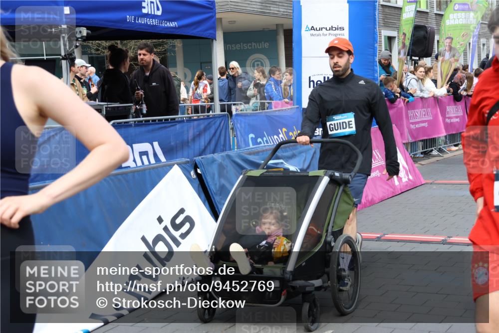 12.04.2026 - 45. Internationalen Wilhelmsburger Insellauf Strokosch-Dieckow http://msf.ph/oto/9452769 12.04.2026 13:08:43 Ziel 5215, 4940, 4454, 4046 meine-sportfotos.de