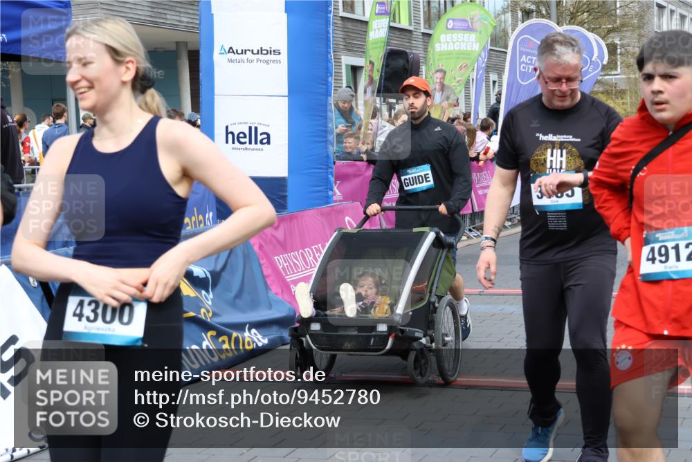 12.04.2026 - 45. Internationalen Wilhelmsburger Insellauf Strokosch-Dieckow http://msf.ph/oto/9452780 12.04.2026 13:08:42 Ziel 5215, 4940, 4454 meine-sportfotos.de