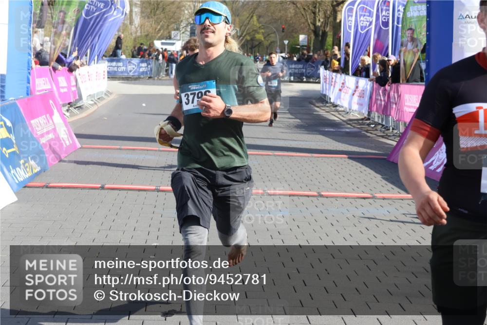 12.04.2026 - 45. Internationalen Wilhelmsburger Insellauf Strokosch-Dieckow http://msf.ph/oto/9452781 12.04.2026 10:37:02 Ziel 3796, 2582, 3629, 3894 meine-sportfotos.de
