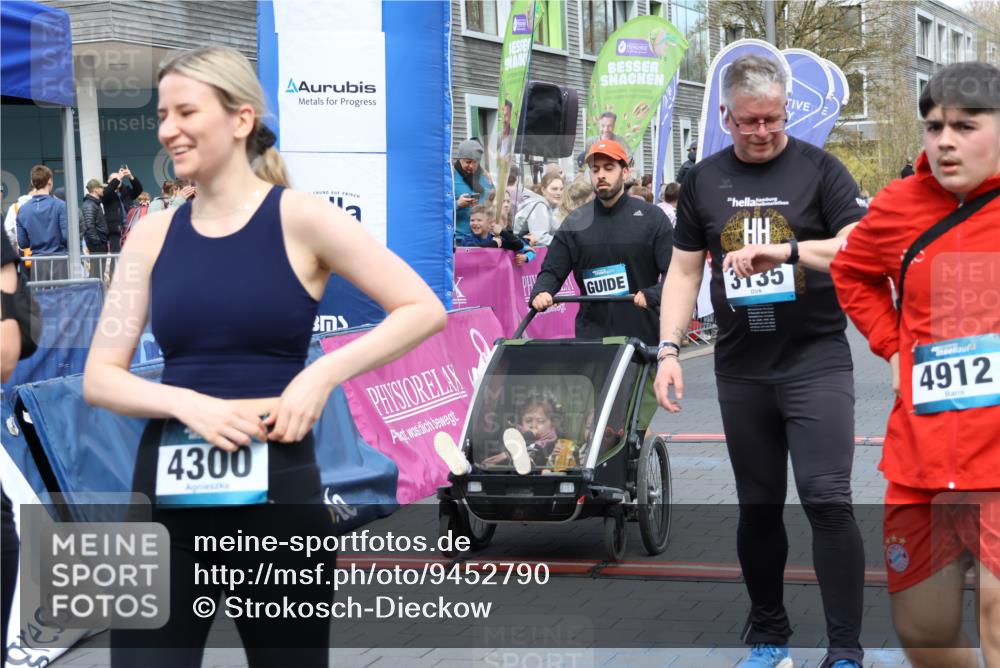 12.04.2026 - 45. Internationalen Wilhelmsburger Insellauf Strokosch-Dieckow http://msf.ph/oto/9452790 12.04.2026 13:08:42 Ziel 5215, 4940, 4454 meine-sportfotos.de