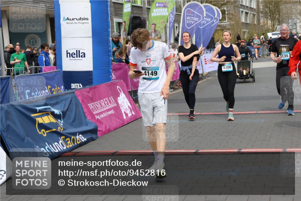 12.04.2026 - 45. Internationalen Wilhelmsburger Insellauf Strokosch-Dieckow http://msf.ph/oto/9452816 12.04.2026 13:08:37 Ziel 4736, 4149, 4912, 4300, 3135, 3795, 5215 meine-sportfotos.de