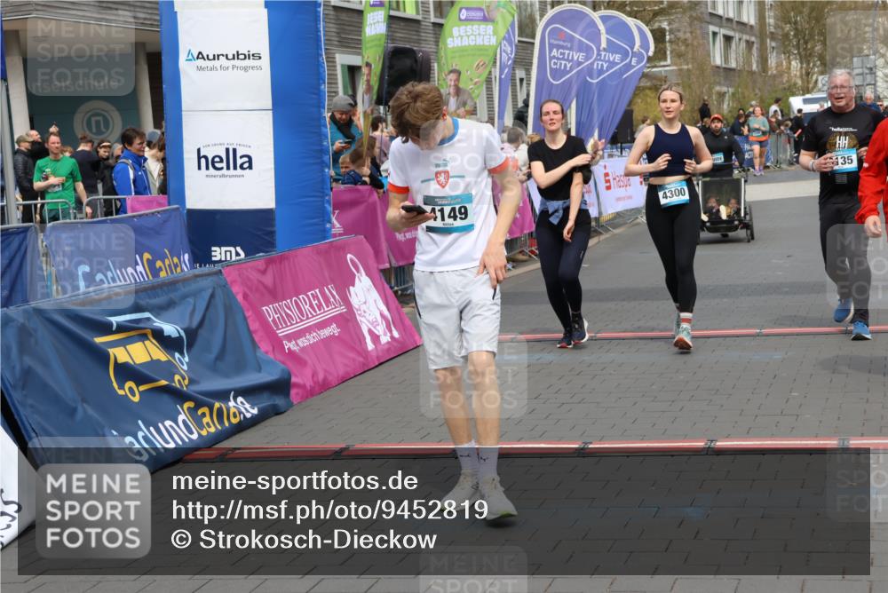 12.04.2026 - 45. Internationalen Wilhelmsburger Insellauf Strokosch-Dieckow http://msf.ph/oto/9452819 12.04.2026 13:08:37 Ziel 4736, 4149, 4912, 4300, 3135, 3795, 5215 meine-sportfotos.de