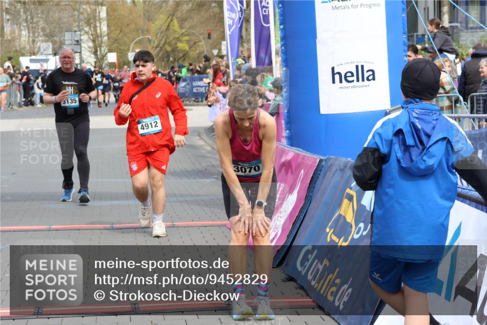 12.04.2026 - 45. Internationalen Wilhelmsburger Insellauf Strokosch-Dieckow http://msf.ph/oto/9452829 12.04.2026 13:08:35 Ziel 3070, 4736, 4149, 4912, 4300, 3135, 3795 meine-sportfotos.de