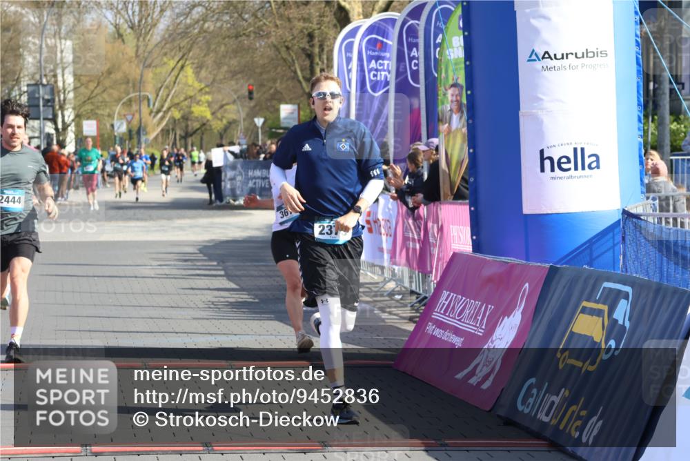 12.04.2026 - 45. Internationalen Wilhelmsburger Insellauf Strokosch-Dieckow http://msf.ph/oto/9452836 12.04.2026 10:37:26 Ziel 5567, 2375, 2444, 3670, 2451 meine-sportfotos.de