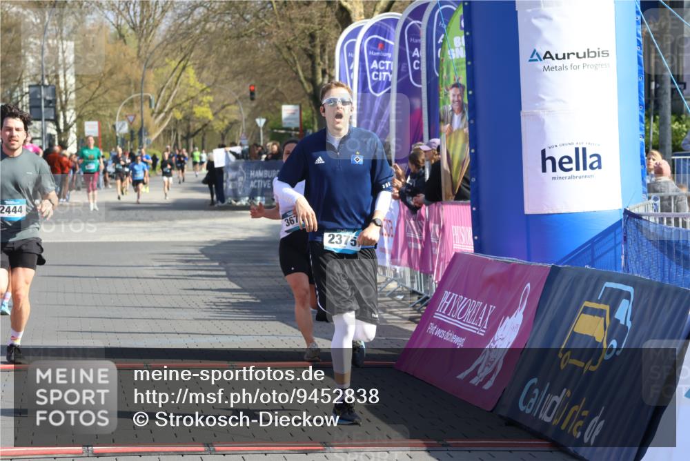 12.04.2026 - 45. Internationalen Wilhelmsburger Insellauf Strokosch-Dieckow http://msf.ph/oto/9452838 12.04.2026 10:37:26 Ziel 5567, 2375, 2444, 3670, 2451 meine-sportfotos.de