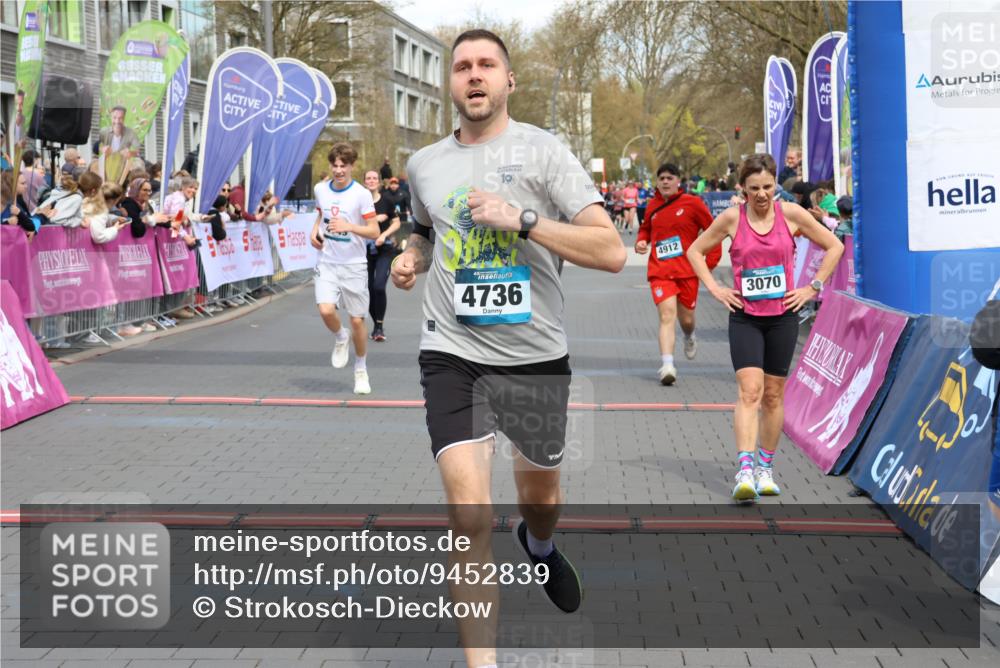 12.04.2026 - 45. Internationalen Wilhelmsburger Insellauf Strokosch-Dieckow http://msf.ph/oto/9452839 12.04.2026 13:08:34 Ziel 3070, 4736, 4149, 4912, 4300, 3135, 3795 meine-sportfotos.de