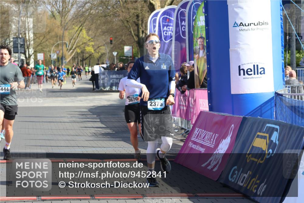 12.04.2026 - 45. Internationalen Wilhelmsburger Insellauf Strokosch-Dieckow http://msf.ph/oto/9452841 12.04.2026 10:37:26 Ziel 5567, 2375, 2444, 3670, 2451 meine-sportfotos.de