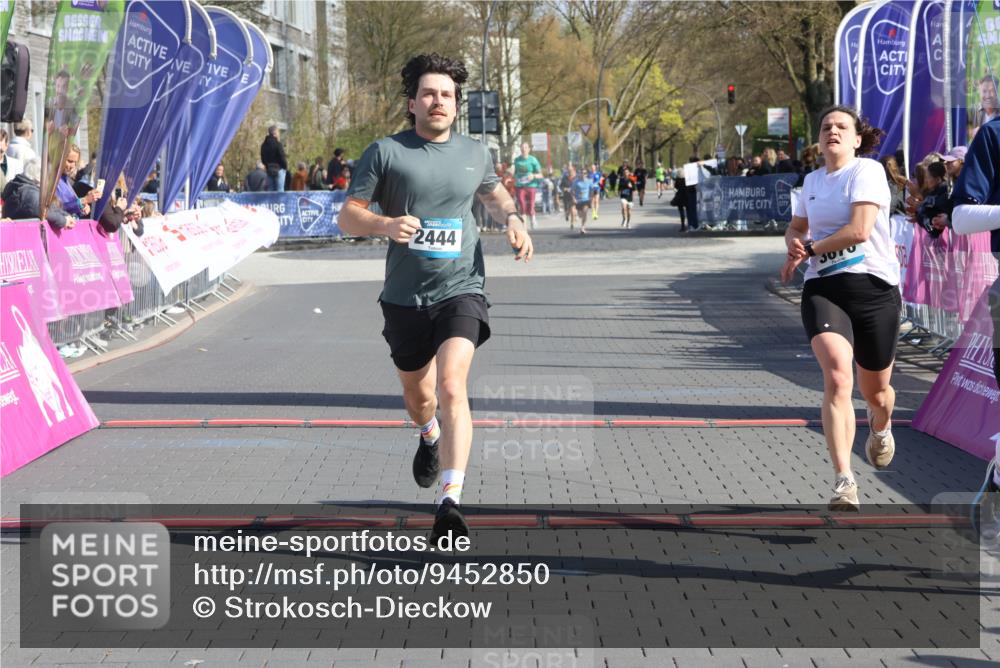 12.04.2026 - 45. Internationalen Wilhelmsburger Insellauf Strokosch-Dieckow http://msf.ph/oto/9452850 12.04.2026 10:37:27 Ziel 5567, 2375, 2444, 3670, 2451 meine-sportfotos.de