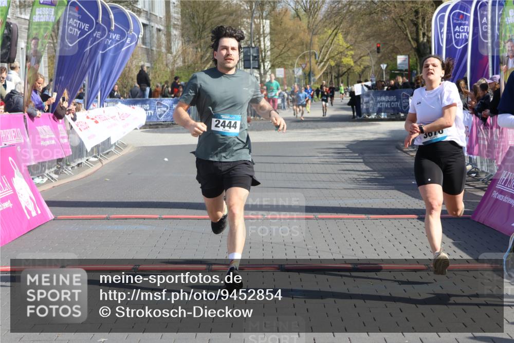12.04.2026 - 45. Internationalen Wilhelmsburger Insellauf Strokosch-Dieckow http://msf.ph/oto/9452854 12.04.2026 10:37:27 Ziel 5567, 2375, 2444, 3670, 2451 meine-sportfotos.de