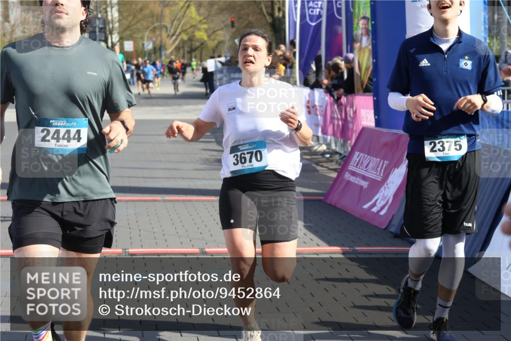 12.04.2026 - 45. Internationalen Wilhelmsburger Insellauf Strokosch-Dieckow http://msf.ph/oto/9452864 12.04.2026 10:37:28 Ziel 2375, 2444, 3670, 2451 meine-sportfotos.de