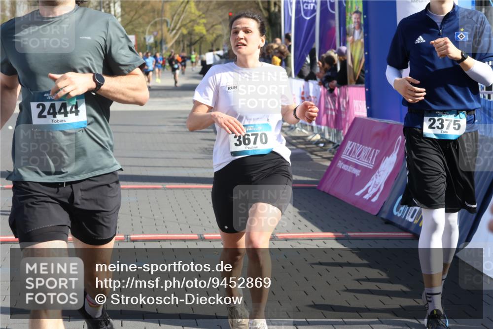 12.04.2026 - 45. Internationalen Wilhelmsburger Insellauf Strokosch-Dieckow http://msf.ph/oto/9452869 12.04.2026 10:37:28 Ziel 2375, 2444, 3670, 2451 meine-sportfotos.de
