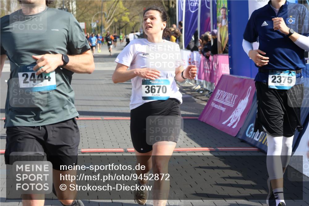 12.04.2026 - 45. Internationalen Wilhelmsburger Insellauf Strokosch-Dieckow http://msf.ph/oto/9452872 12.04.2026 10:37:28 Ziel 2375, 2444, 3670, 2451 meine-sportfotos.de