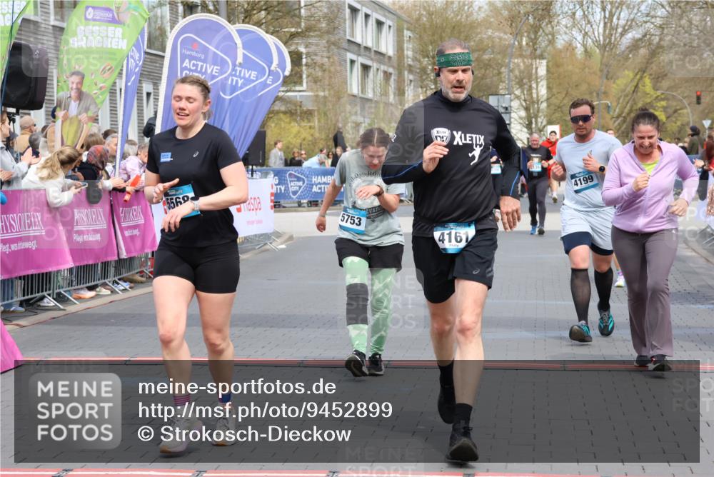 12.04.2026 - 45. Internationalen Wilhelmsburger Insellauf Strokosch-Dieckow http://msf.ph/oto/9452899 12.04.2026 13:08:26 Ziel 5568, 4161, 5753, 4218, 4199, 5220 meine-sportfotos.de