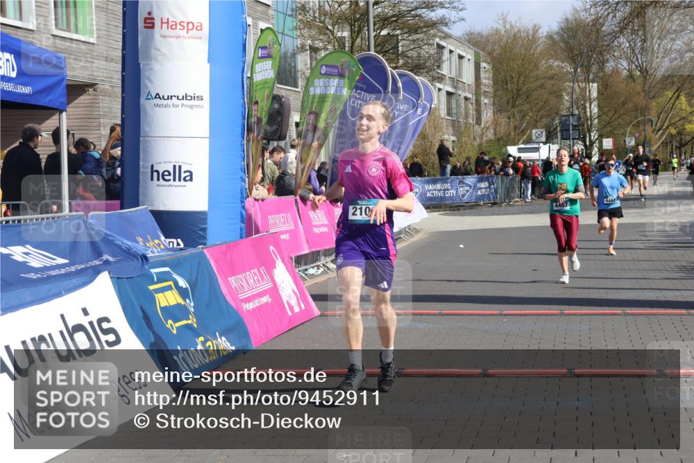 12.04.2026 - 45. Internationalen Wilhelmsburger Insellauf Strokosch-Dieckow http://msf.ph/oto/9452911 12.04.2026 10:37:35 Ziel 2106, 4467, 4482 meine-sportfotos.de