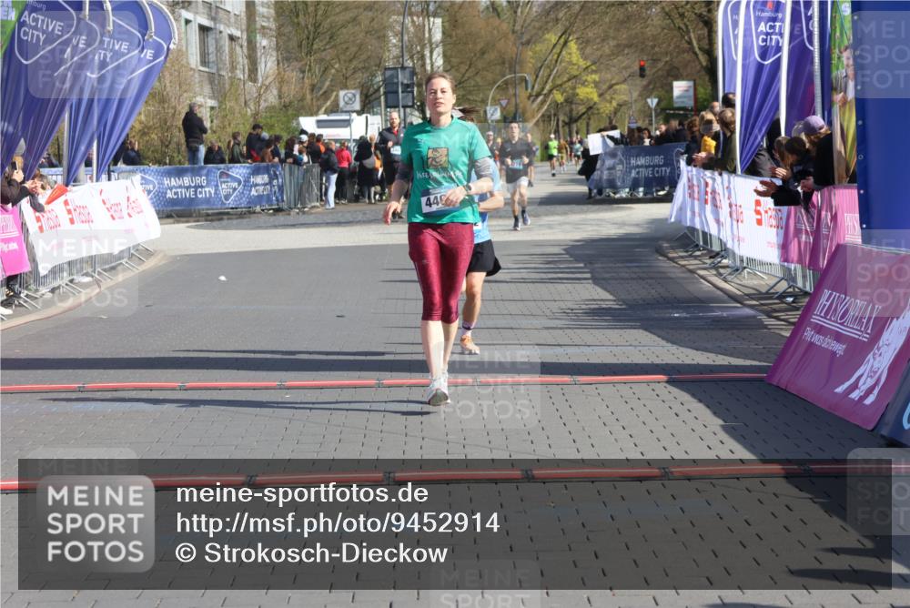 12.04.2026 - 45. Internationalen Wilhelmsburger Insellauf Strokosch-Dieckow http://msf.ph/oto/9452914 12.04.2026 10:37:37 Ziel 2106, 4467, 4482 meine-sportfotos.de