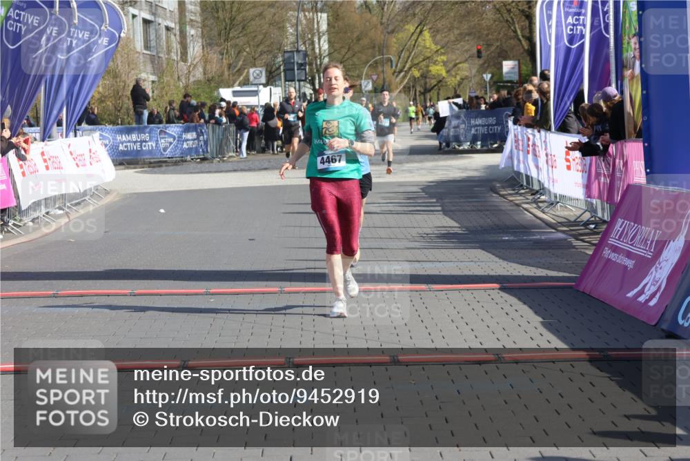 12.04.2026 - 45. Internationalen Wilhelmsburger Insellauf Strokosch-Dieckow http://msf.ph/oto/9452919 12.04.2026 10:37:37 Ziel 2106, 4467, 4482 meine-sportfotos.de