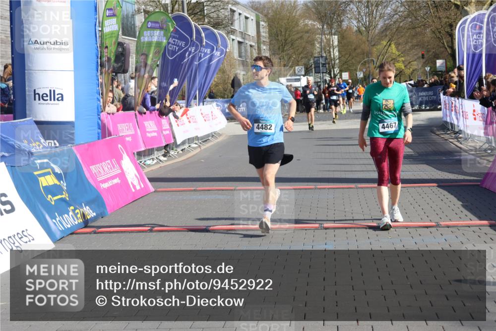 12.04.2026 - 45. Internationalen Wilhelmsburger Insellauf Strokosch-Dieckow http://msf.ph/oto/9452922 12.04.2026 10:37:39 Ziel 2106, 4467, 4482 meine-sportfotos.de