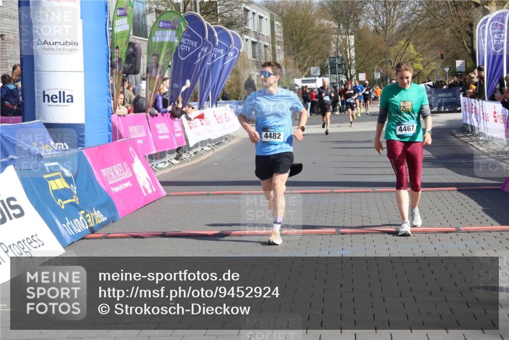 12.04.2026 - 45. Internationalen Wilhelmsburger Insellauf Strokosch-Dieckow http://msf.ph/oto/9452924 12.04.2026 10:37:39 Ziel 2106, 4467, 4482 meine-sportfotos.de