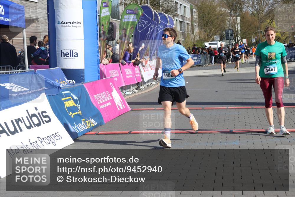 12.04.2026 - 45. Internationalen Wilhelmsburger Insellauf Strokosch-Dieckow http://msf.ph/oto/9452940 12.04.2026 10:37:39 Ziel 2106, 4467, 4482 meine-sportfotos.de