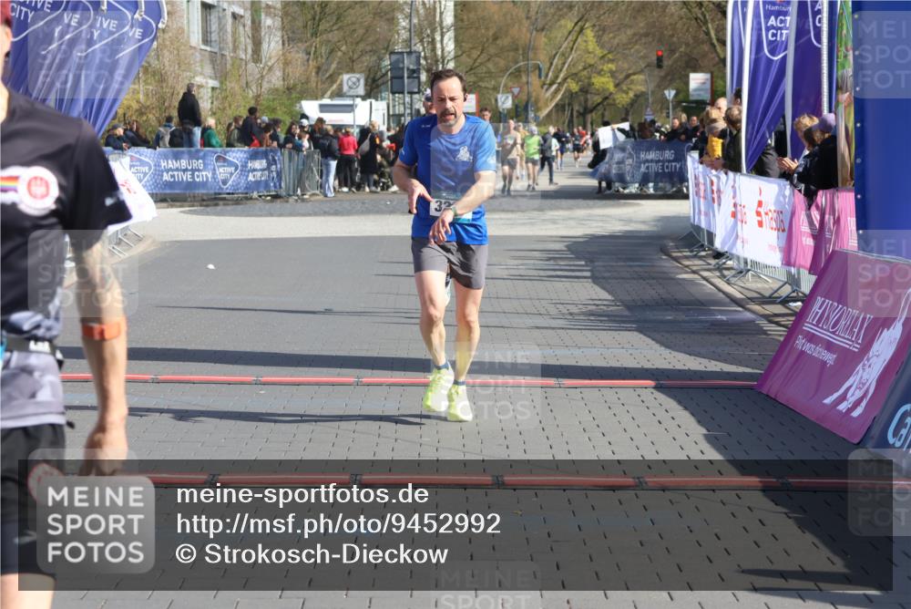 12.04.2026 - 45. Internationalen Wilhelmsburger Insellauf Strokosch-Dieckow http://msf.ph/oto/9452992 12.04.2026 10:37:50 Ziel 3492, 5643, 3238, 2531 meine-sportfotos.de
