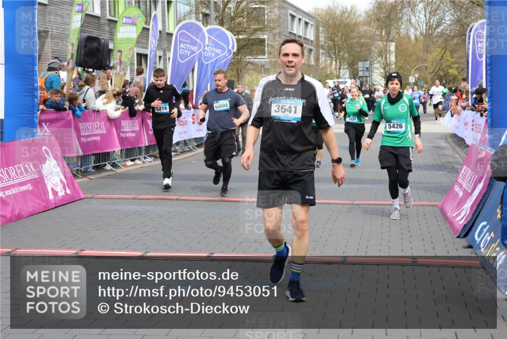 12.04.2026 - 45. Internationalen Wilhelmsburger Insellauf Strokosch-Dieckow http://msf.ph/oto/9453051 12.04.2026 13:07:59 Ziel 3641, 5426, 5216, 5431, 5425 meine-sportfotos.de