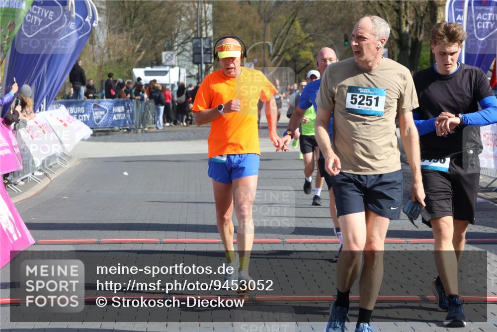 12.04.2026 - 45. Internationalen Wilhelmsburger Insellauf Strokosch-Dieckow http://msf.ph/oto/9453052 12.04.2026 10:38:06 Ziel 5496, 5251, 3182, 2568, 2657 meine-sportfotos.de