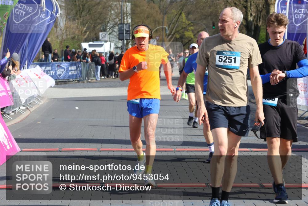 12.04.2026 - 45. Internationalen Wilhelmsburger Insellauf Strokosch-Dieckow http://msf.ph/oto/9453054 12.04.2026 10:38:06 Ziel 5496, 5251, 3182, 2568, 2657 meine-sportfotos.de