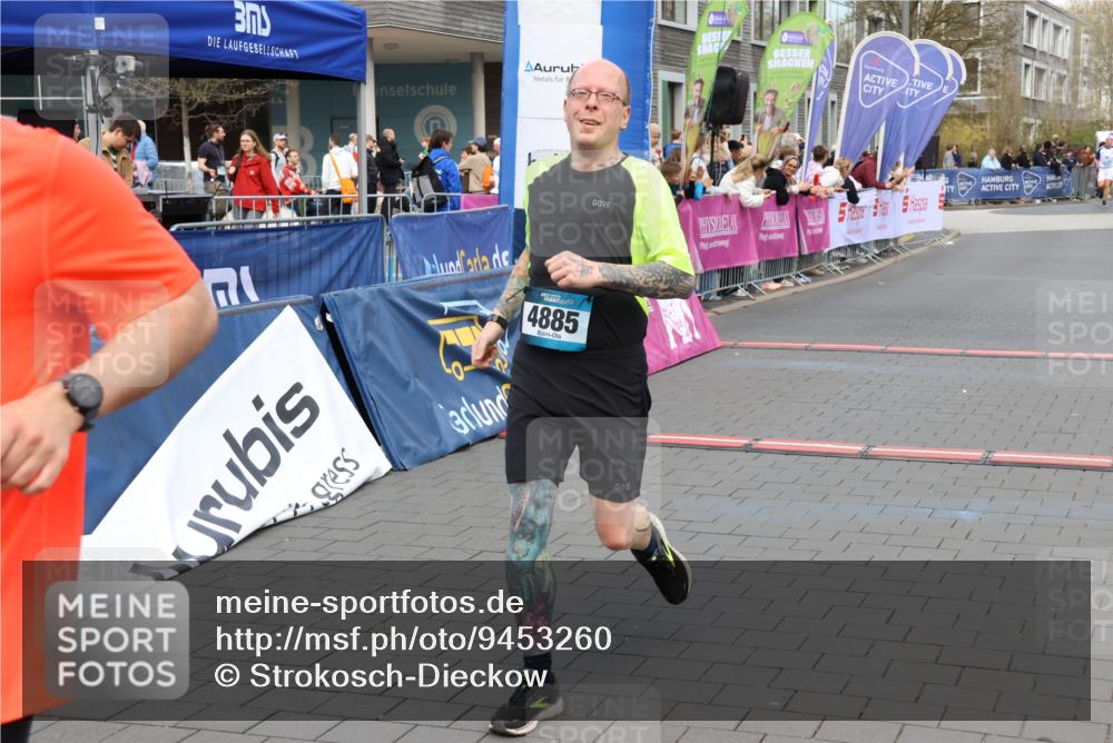 12.04.2026 - 45. Internationalen Wilhelmsburger Insellauf Strokosch-Dieckow http://msf.ph/oto/9453260 12.04.2026 13:07:27 Ziel 5510, 4885, 4514 meine-sportfotos.de