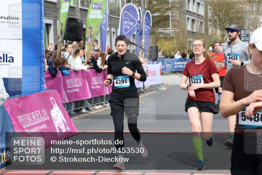 12.04.2026 - 45. Internationalen Wilhelmsburger Insellauf Strokosch-Dieckow http://msf.ph/oto/9453530 12.04.2026 13:06:27 Ziel 3032, 4391, 5323, 4432, 4236, 5677 meine-sportfotos.de